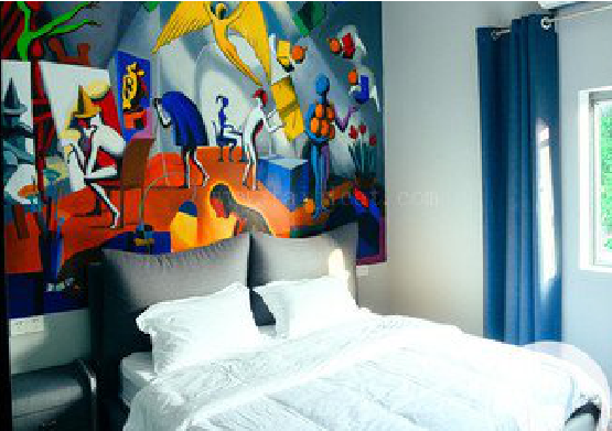 德格对于酒店的墙体彩绘而言更注重哪些方面？